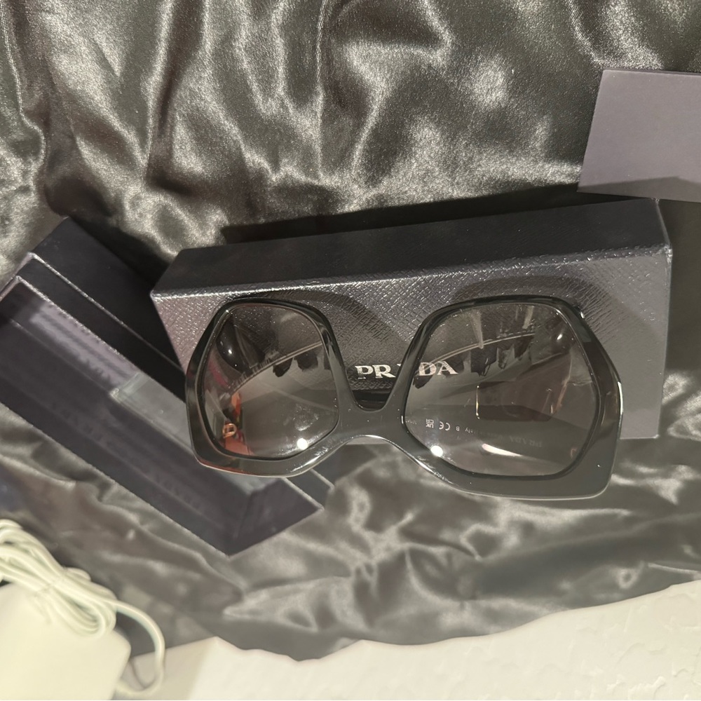 Prada sunglasses - Picture 3 of 8